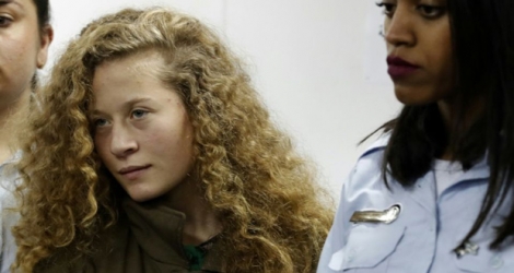 L'adolescente palestinienne Ahed Tamimi devant la cour militaire dans la prison israélienne d'Ofer le 28 décembre 2017