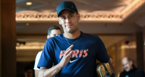 La star du PSG Neymar quitte l'hôtel des joueurs pour se rendre à une séance d'entraînement, le 2 août 2018 à Shenzhen en Chine.