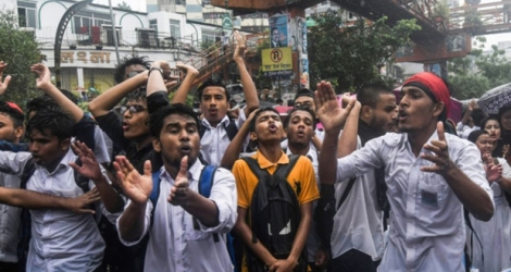 Des milliers d'étudiants manifestent pour une meilleure sécurité routière à Dacca, le 2 août 2018.