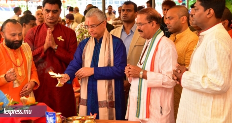 Pravind Jugnauth participait à la cérémonie de la pose de la première pierre au New Shri Vishwanath Mandir, à Vallée-des-Prêtres, ce dimanche 5 août.