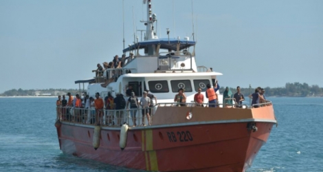 Des touristes évacués des îles de Gili arrivent au port de Bangsal, le 7 août 2018 après un séisme sur l'île de Lombok, en Indonésie.