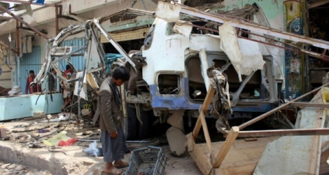 Un enfant yéménite sur le marché de Dahyan près du bus détruit par une frappe attribuée à la coalition militaire dirigée par les Saoudiens et qui a tué 29 enfants.