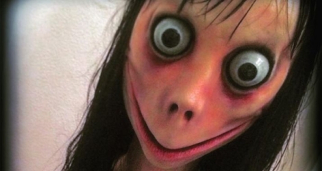 Le compte Momo est illustré par l’image d’une poupée monstrueuse, avec de grands yeux exorbités et une large bouche.