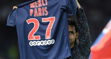 L'ancien milieu argentin du PSG reçoit son ancien numéro de maillot par le préident Nasser Al-Khelaïfi lors de ses adieux au Parc des Princes le 12 août 2018.