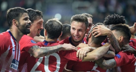 Les joueurs de l'Atletico se congratulent après un but contre le Real Madrid en Supercoupe d'Europe, le 15 août 2018 à Tallinn 