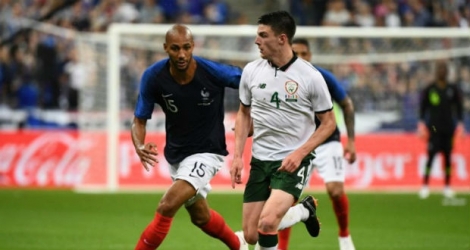 Le milieu de terrain français de l'AS Rome, Steven Nzonzi (g), lors d'un match amical face à l'Irlande, à Saint-Denis.