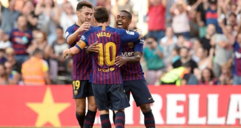 Munir El Haddadi et Lionel Messi félicitent la recrue Malcom, auteur d'un but contre Boca Juniors en amical, le 15 août 2018 au Camp Nou 