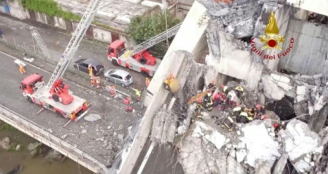 Les secours poursuivent leurs opérations de recherche, le 15 août 2018 sur le viaduc effondré de Morandi, en Italie (photo transmise par les pompiers italiens).
