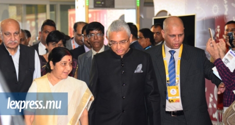 Pravind Jugnauth et Sushma Swaraj arrivant à l’événement.