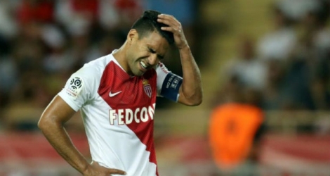 L'attaquant colombien de Monaco Radamel Falcao manque un penalty lors de la réception de Lille.