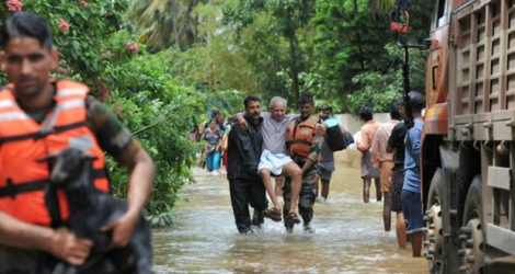 Les secouristes évacuent une victime des inondations dans le village de Mala, au sud de l'Inde, le 19 août 2018 