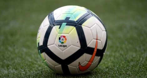 Logo de La Liga sur un ballon de foot lors d'un match entre l'Atlético de Madrid et Levante, à Madrid, le 15 avril 2018