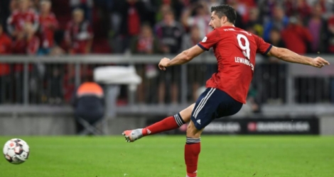 L'attaquant polonais du Bayern Munich Robert Lewandowski inscrit un pénalty lors de la réception d'Hoffenheim en match d'ouverture de la Bundesliga le 24 août 2018.