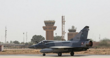 Un Mirage 2000 français prêt à décoller à Niamey pour participer à l'Opération Barkhane, le 22 décembre 2017