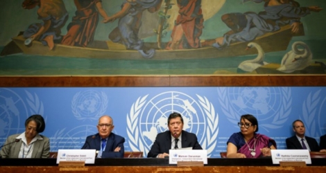 Les enquêteurs de l'ONU sur la situation des Rohingyas en Birmanie (2e à gauche) Christopher Sidoti, Marzuki Darusman (au centre) et Radhika Coomaraswamy (2e à droite) présentent leur rapport à Genève, le 27 août 2018 