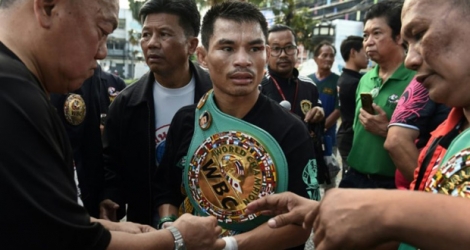 Le Thaïlandais invaincu Wanheng Menayothin après sa 50e victoire, contre le Panaméen Leroy Estrada titre WBC des paille en jeu, le 2 mai 2018 à Nakhon Ratchasima en Thaïlande.