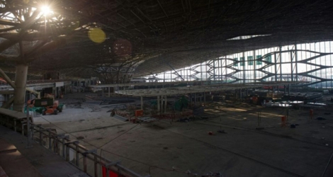 Ce terminal du futur aéroport géant de Pékin en construction, photographié ici le 30 août 2018, devrait être le plus grand terminal aéroportuaire du monde.