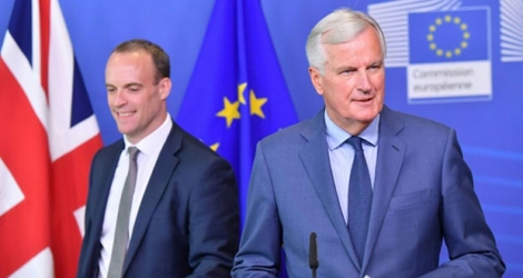 Le négociateur du Brexit pour l'UE Michel Barnier et le ministre britannique chargé du Brexit Dominic Raab à Bruxelles.