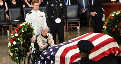 Roberta McCain devant le cercueil de son fils, le sénateur américain John McCain, le 31 aout 2018 au Capitole, à Washington.