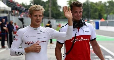 Le Suédois Marcus Ericsson (g) après son accident lors des séances d'essais du GP d'Italie de F1 le 31 août 2018.