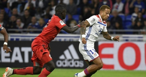 Memphis Depay tente d'échapper au marquage du Niçois Malang Sarr lors d'un match de Ligue 1 disputé au Parc-OL, le 31 août 2018