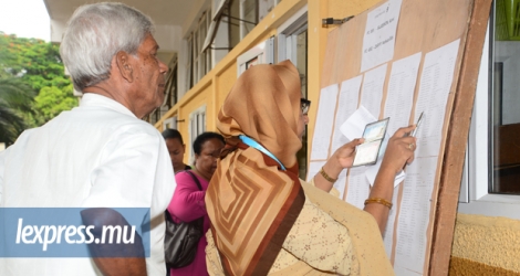 (Photo d’illustration) Des électeurs au centre de vote de l’école de Petit-Raffray, en décembre 2014.