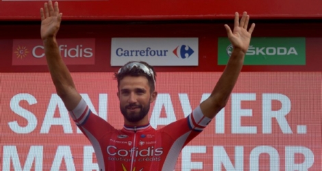 Le sprinteur français Nacer Bouhanni (Cofidis) pose sur le podium après avoir remporté la 6e étape de la Vuelta, le 30 août 2018 à San Javier dans la région de Murcie 