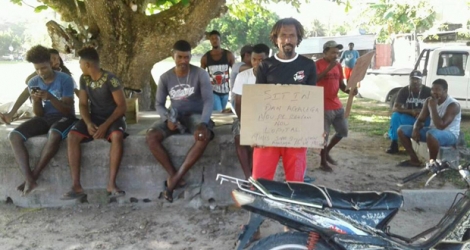 Des habitants ont effectué un sit-in devant la Grande-Case ce matin, jeudi 5 septembre. (photo de la page Facebook de Ti Ras Agalega Poulay)