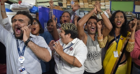 Des Indiens membres ou soutiens de la communauté LGBT se réjouissent de la décision historique de la Cour suprême dépénalisant l'homosexualité, à Bombay le 6 septembre 2018 