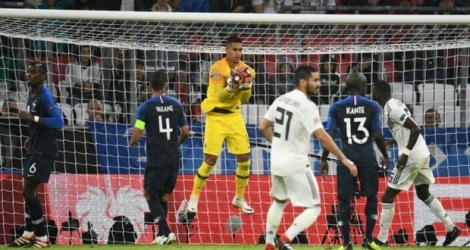 Le gardien de l'équipe de France Alphonse Areola (c) capture le ballon après un tir d'un joueur allemand en Ligue des nations, le 6 septembre 2018 à Munich 