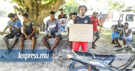 Le travailleur social Arnaud Poulay et ses collègues ont fait un sit-in, jeudi. 