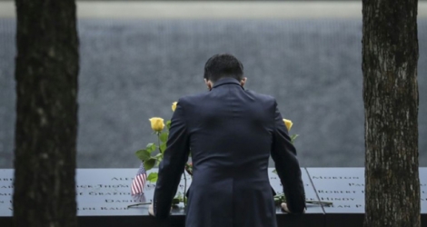 Un homme se recueille au mémorial du 11 septembre à New York, le 11 septembre 2018, 17 ans après les attentats