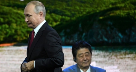Le président russe Vladimir Poutine et le Premier ministre japonais Shinzo Abe à Vladivostok, dans l'Extrême orient russe, le 12 septembre 2018 