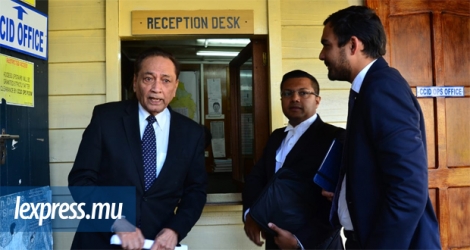 L'avocat, Me Anoup Goodary s'est rendu aux Casernes centrales en compagnie de ses hommes de loi, Mes Yousuf Mohamed, Senior Counsel et Adrien Duval.