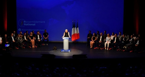 Marine Le Pen (C), président du Rassemblement national (RN), lors de son discours de rentrée à Fréjus (Var), le 16 septembre 2018