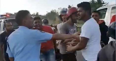 Capture d’écran de la vidéo dans laquelle on voit Adarsh Gokhul agresser le caporal Choolun à Goodlands.