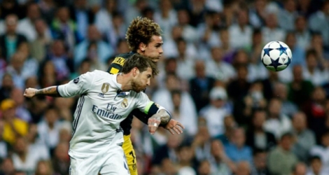 Le capitaine du Real Madrid Sergio Ramos au duel avec l'attaquant de l'Atletico Antoine Griezmann en Ligue des champions à Bernabeu