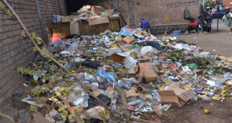 L’amoncellement d’ordures dans des lieux résidentiels risque d’augmenter les cas de peste.