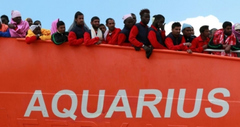 La navire de sauvetage Aquarius arrive dans le port de Salerne en Italie, le 26 mai 2017.