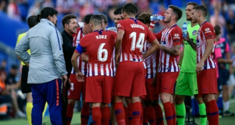 L'entraîneur argentin de l'Atlético de Madrid, Diego Simeone (g), parle à ses joueurs lors d'un match de Liga à Getafe, le 22 septembre 2018.