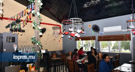 Ce caférestaurant, situé au Vieux Moulin Complex, à Rose-Belle, est une adresse qu’on a envie de se refiler sous le manteau. © Steeven Vaithi