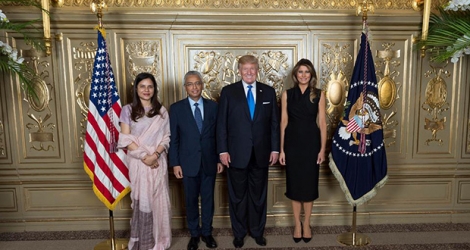 La photo souvenir de Pravind Jugnauth avec le président Donald Trump et son épouse.