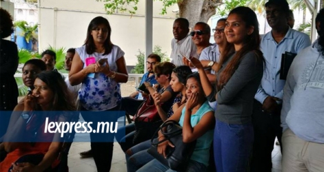 Des journalistes du groupe La Sentinelle guettant l’arrivée de leurs collègues aux Casernes centrales en septembre 2017. Le Yerrigadoogate a provoqué un sursaut au sein de la profession et sur la Toile.