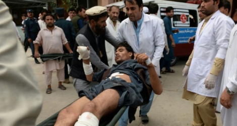 Un des plus de 40 blessés dans un attentat qui a fait au moins 13 morts visant un meeting électoral dans l'est de l'Afghanistan, le 2 octobre 2018.