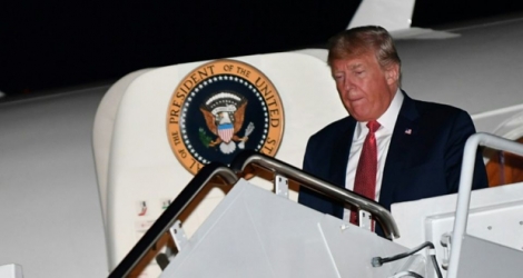 Donald Trump à la descente de l'avion présidentiel Air Force One dans le Maryland, le 4 octobre 2018.