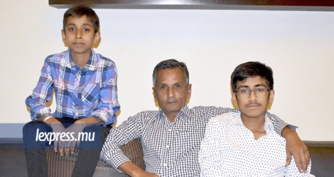 Hemant Sonoo entouré de ses fils Rohan et Rahul.