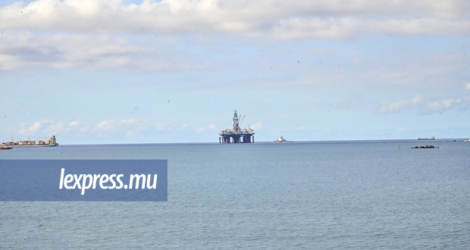 La présence d’une plate-forme pétrolière au large du port intrigue.