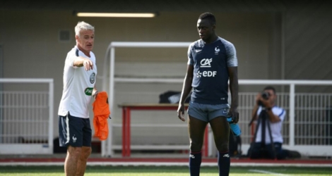 Le sélectionneur des Bleus Didier Deschamps donne des consignes à son défenseur Benjamin Mendy lors d'une séance d'entraînement à Clairefontaine, le 30 mai 2018.
