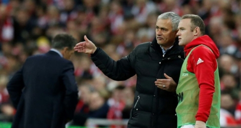 Wayne Rooney écoute les consignes de Jose Mourinho lors d'un match de Manchester United à Wembley le 26 février 2017.