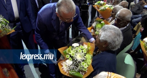 Pravind Jugnauth, jeudi, a voulu faire une fleur aux personnes âgées. Un vivier de quelque 240 000 électeurs touche la pension.